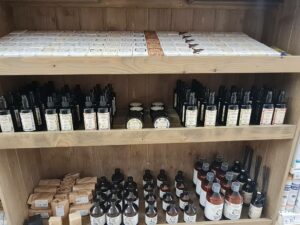 Présentoir à produit pour la savonnerie de la chapelle à Bellême 61 par l'Atelier Bois Robain