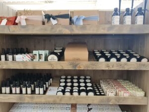 Présentoir à produit pour la savonnerie de la chapelle à Bellême 61 par l'Atelier Bois Robain