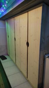 Dressing d'entrée sous rampant sur mesure à Nogent le Rotrou 28 par l'Atelier Bois Robain