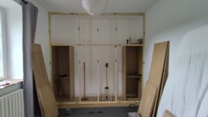 Dressing sur mesure habillage frene toute hauteur à Mauve Sur Huisne 61 par l'Atelier Bois Robain