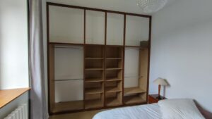 Dressing sur mesure habillage frene toute hauteur à Mauve Sur Huisne 61 par l'Atelier Bois Robain