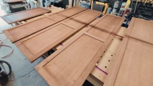 Dressing sur mesure habillage frene toute hauteur à Mauve Sur Huisne 61 par l'Atelier Bois Robain