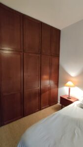 Dressing sur mesure habillage frene toute hauteur à Mauve Sur Huisne 61 par l'Atelier Bois Robain