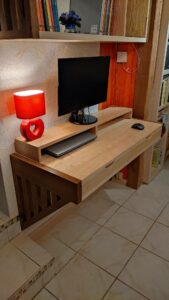 Bureau sans pieds en frêne massif sur mesure pour un petit coin bureau à Nogent le Rotrou 28 par l'Atelier Bois Robain