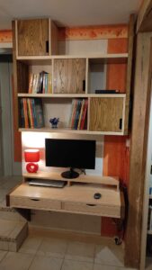 Bureau sans pieds et étagère murale en frêne massif sur mesure pour un petit coin bureau à Nogent le Rotrou 28 par l'Atelier Bois Robain
