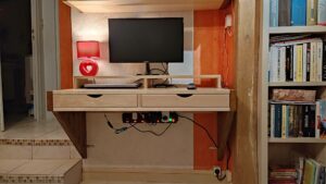 Bureau sans pieds en frêne massif sur mesure pour un petit coin bureau à Nogent le Rotrou 28 par l'Atelier Bois Robain