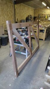 Fabrication et installation d'un portail en chêne sur mesure à perche en nocé 61 par l'Atelier Bois Robain