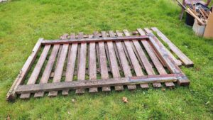 Fabrication et installation d'un portail en chêne sur mesure à perche en nocé 61 par l'Atelier Bois Robain