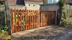 Fabrication et installation d'un portail en chêne sur mesure à perche en nocé 61 par l'Atelier Bois Robain