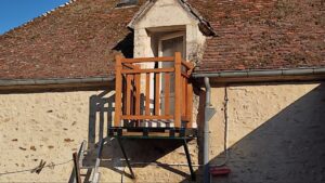 Garde corps d'un petit balcon et habillage sol à Perche en Nocé 61 par l'Atelier Bois Robain