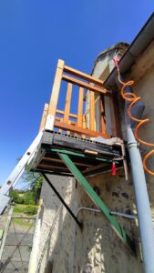 Garde corps d'un petit balcon et habillage sol à Perche en Nocé 61 par l'Atelier Bois Robain