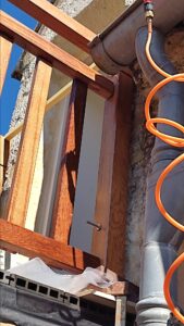 Garde corps d'un petit balcon et habillage sol à Perche en Nocé 61 par l'Atelier Bois Robain