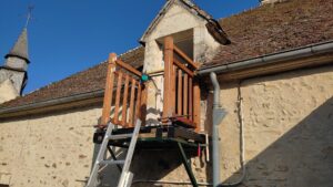 Garde corps d'un petit balcon et habillage sol à Perche en Nocé 61 par l'Atelier Bois Robain