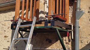 Garde corps d'un petit balcon et habillage sol à Perche en Nocé 61 par l'Atelier Bois Robain