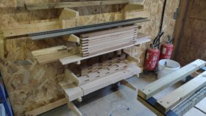 Garde corps d'un petit balcon et habillage sol à Perche en Nocé 61 par l'Atelier Bois Robain