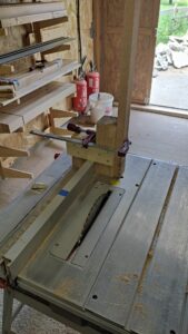 Garde corps d'un petit balcon et habillage sol à Perche en Nocé 61 par l'Atelier Bois Robain