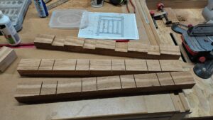 Garde corps d'un petit balcon et habillage sol à Perche en Nocé 61 par l'Atelier Bois Robain