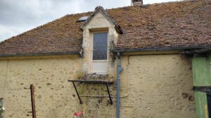 Garde corps d'un petit balcon et habillage sol à Perche en Nocé 61 par l'Atelier Bois Robain