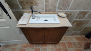 Meuble lave main pour des toilettes à Perche en Nocé 61 par l'Atelier Bois Robain