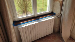 fabrication et installation d'un habillage d'appui de fenêtre en chêne sur mesure à Mauve Sur Huisne 61 par l'Atelier Bois Robain