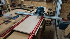 Caisson haut pour un habillage de dressing toute hauteur en frêne sur mesure à Mauves sur Huisne 61 par l'Atelier Bois Robain.