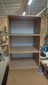 Caisson haut pour un habillage de dressing toute hauteur en frêne sur mesure à Mauves sur Huisne 61 par l'Atelier Bois Robain.