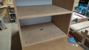 Caisson haut pour un habillage de dressing toute hauteur en frêne sur mesure à Mauves sur Huisne 61 par l'Atelier Bois Robain.