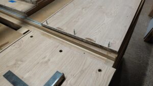 Caisson haut pour un habillage de dressing toute hauteur en frêne sur mesure à Mauves sur Huisne 61 par l'Atelier Bois Robain.