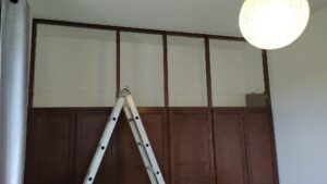 Caisson haut pour un habillage de dressing toute hauteur en frêne sur mesure à Mauves sur Huisne 61 par l'Atelier Bois Robain.