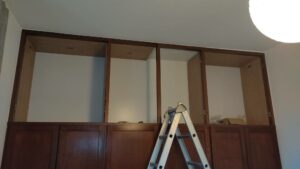 Caisson haut pour un habillage de dressing toute hauteur en frêne sur mesure à Mauves sur Huisne 61 par l'Atelier Bois Robain.