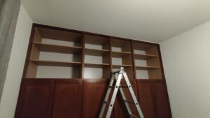 Caisson haut pour un habillage de dressing toute hauteur en frêne sur mesure à Mauves sur Huisne 61 par l'Atelier Bois Robain.