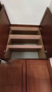 Caisson haut pour un habillage de dressing toute hauteur en frêne sur mesure à Mauves sur Huisne 61 par l'Atelier Bois Robain.