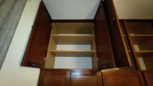 Caisson haut pour un habillage de dressing toute hauteur en frêne sur mesure à Mauves sur Huisne 61 par l'Atelier Bois Robain.