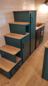 Porte de meuble sur mesure pour une tiny house à Moutier Au Perche 61 par l'Atelier Bois Robain