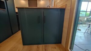 Porte de meuble sur mesure pour une tiny house à Moutier Au Perche 61 par l'Atelier Bois Robain