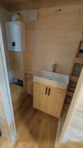 Meuble vasque, tablette et coffrage pour une tiny house à Moutiers Au Perche 61 par l'Atelier Bois Robain