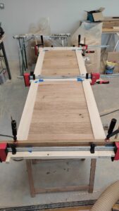 Fabrication d'une porte de salle de bain à galandage pour une tiny house à moutier au perche 61 par l'atelier bois robain