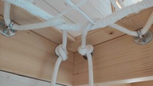 Installation d'un filet de sécurité dans une tiny house à moutier au perche 61 par l'atelier bois robain