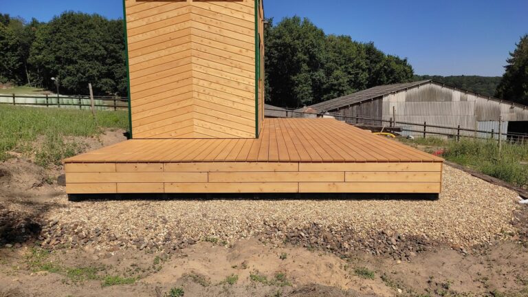Terrasse en bois sur mesure réalisée à Moutiers-au-Perche (61) par l'Atelier Bois Robain.