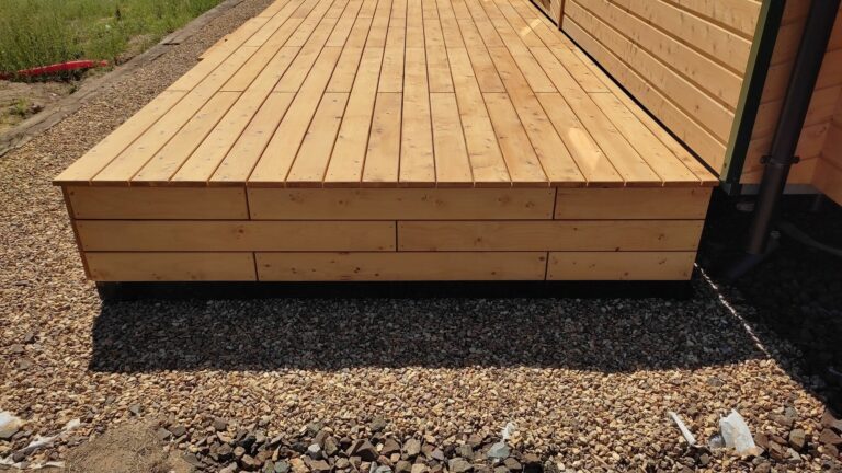 Terrasse en bois sur mesure réalisée à Moutiers-au-Perche (61) par l'Atelier Bois Robain.