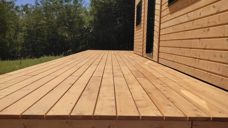Terrasse en bois sur mesure réalisée à Moutiers-au-Perche (61) par l'Atelier Bois Robain.