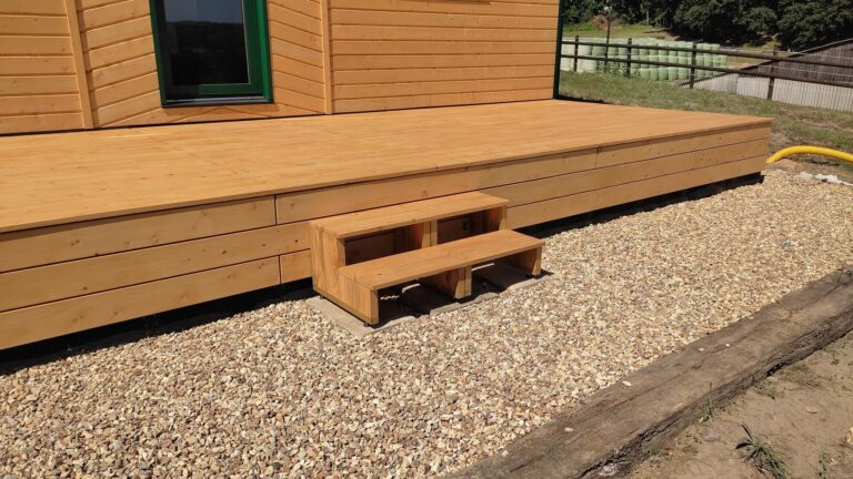 Terrasse en bois sur mesure réalisée à Moutiers-au-Perche (61) par l'Atelier Bois Robain.