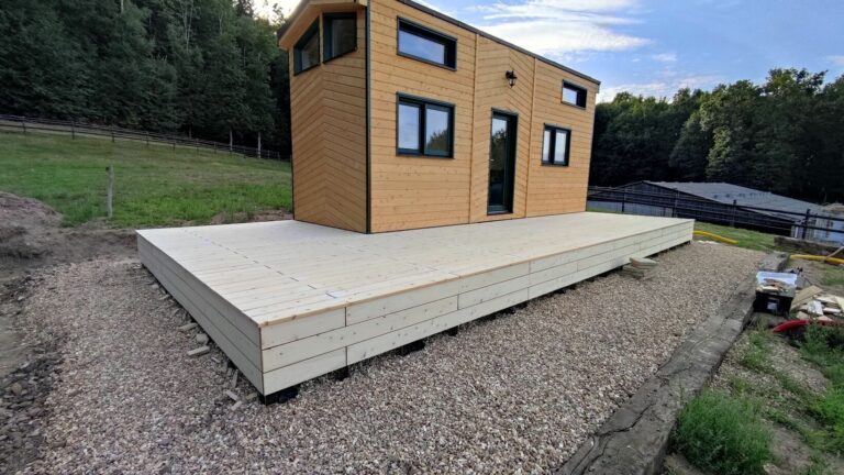 Terrasse en bois sur mesure réalisée à Moutiers-au-Perche (61) par l'Atelier Bois Robain.