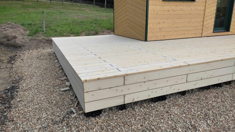 Terrasse en bois sur mesure réalisée à Moutiers-au-Perche (61) par l'Atelier Bois Robain.