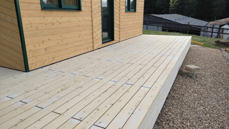 Terrasse en bois sur mesure réalisée à Moutiers-au-Perche (61) par l'Atelier Bois Robain.