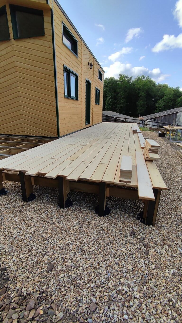 Terrasse en bois sur mesure réalisée à Moutiers-au-Perche (61) par l'Atelier Bois Robain.