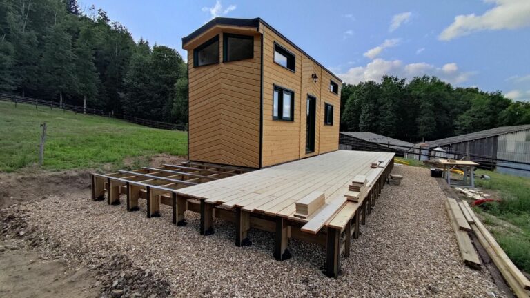 Terrasse en bois sur mesure réalisée à Moutiers-au-Perche (61) par l'Atelier Bois Robain.
