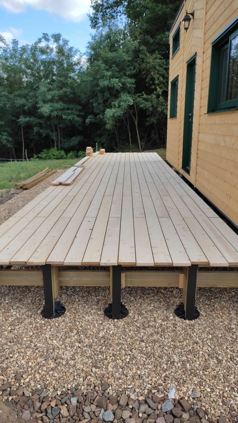 Terrasse en bois sur mesure réalisée à Moutiers-au-Perche (61) par l'Atelier Bois Robain.