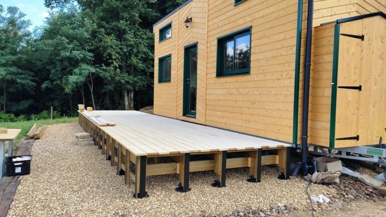 Terrasse en bois sur mesure réalisée à Moutiers-au-Perche (61) par l'Atelier Bois Robain.
