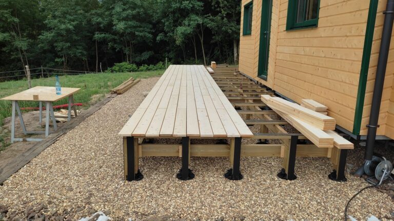 Terrasse en bois sur mesure réalisée à Moutiers-au-Perche (61) par l'Atelier Bois Robain.